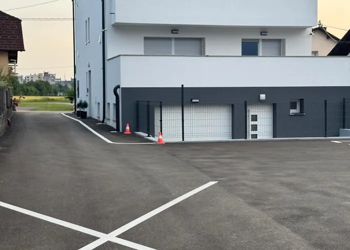 アパート House *